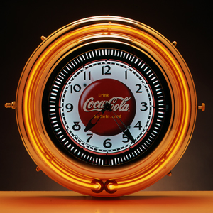 壁掛け時計レビュー「ポップな光を放つコカ・コーラブランドのダブル 